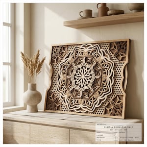 Könnte beinhalten: Ein rechteckiges, mehrschichtiges Wandkunstwerk aus Holz mit einem komplexen, lasergeschnittenen Mandalamuster und geometrischen Formen. Der Text gibt einen digitalen Download für 400 x 301mm Größe, 8 Schichten und 3mm Material an.