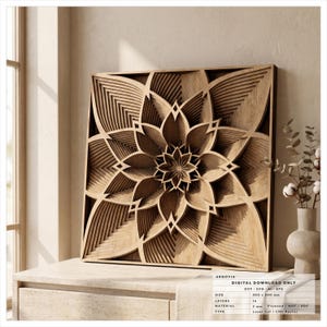 Op de afbeelding: Een vierkant houten wandkunstwerk met een meerlaags, complex bloemenmandala-ontwerp met geometrische bloemblaadjes. De tekst op de afbeelding geeft een digitale download, 300 x 300 mm formaat, 14 lagen en 3 mm materiaaldikte aan.