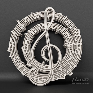 Pode incluir: Um desenho de clave de sol branca com um padrão circular de notas musicais. O desenho é em camadas e intrincado, criando um efeito 3D. O desenho está sobre um fundo preto.