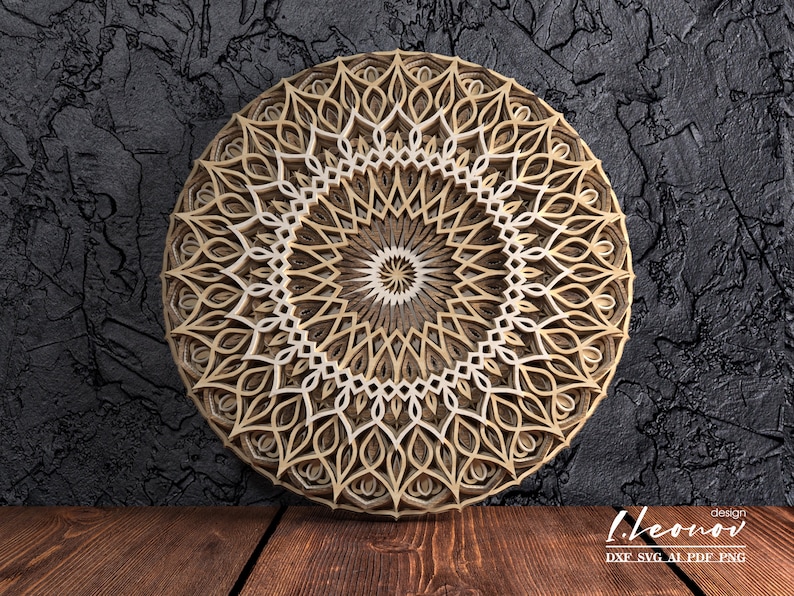 K&ouml;nnte beinhalten: Ein mehrschichtiges Holzmandala mit detailliertem, symmetrischem Design. Das kreisf&ouml;rmige Kunstwerk weist konzentrische Muster in Beige- und Braunt&ouml;nen auf und erzeugt einen dreidimensionalen Effekt. Der Hintergrund ist eine dunkle, strukturierte Oberfl&auml;che.
