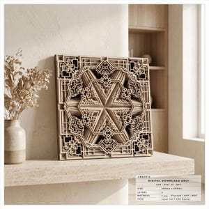 Op de afbeelding: Een vierkant, meerlaags houten wandkunstwerk met een complex geometrisch mandalapatroon en gedetailleerde uitsparingen. Een klein informatiekaartje vermeldt: ARQOVIA, DIGITAL DOWNLOAD ONLY, DXF-SVG-AI-EPS, SIZE 300mm x 300mm, LAYERS 8, MATERIAL 3 mm Plywood/MDF/HDF, TYPE Laser Cut/CNC Router.