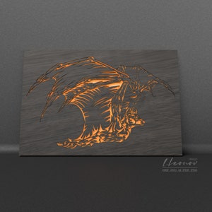 Peut inclure: Une décoration murale en bois découpée au laser représentant un dragon détaillé avec ses ailes déployées. Le dragon est souligné en orange et se détache sur un fond de bois foncé.