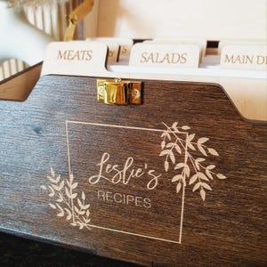 Scatola di legno per ricette con divisori e schede Scatola per ricette Scatola per schede ricette Regalo per la festa della mamma Regalo per la mamma Regalo per l'anniversario Regalo per la nuova casa per la moglie