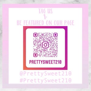 Pode incluir: Gr&aacute;fico quadrado com um c&oacute;digo QR e o logotipo do Instagram, em um fundo gradiente de rosa e roxo. O texto "TAG US & BE FEATURED ON OUR PAGE" est&aacute; no topo. O nome de usu&aacute;rio do Instagram @PrettySweet210 e a hashtag #PrettySweet210 est&atilde;o na parte inferior.