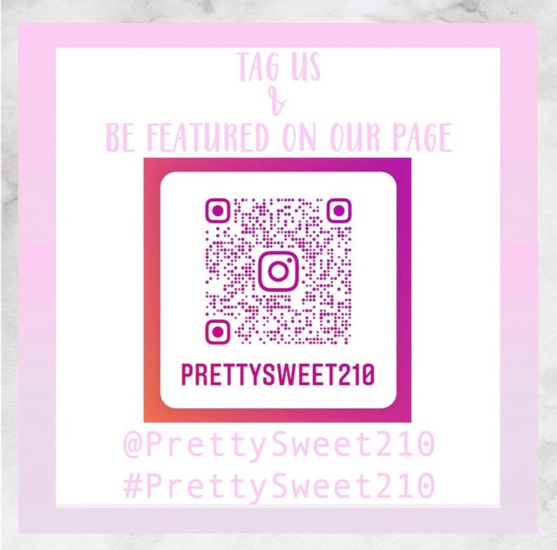 Pode incluir: Gr&aacute;fico quadrado com um c&oacute;digo QR e o logotipo do Instagram, em um fundo gradiente de rosa e roxo. O texto "TAG US & BE FEATURED ON OUR PAGE" est&aacute; no topo. O nome de usu&aacute;rio do Instagram @PrettySweet210 e a hashtag #PrettySweet210 est&atilde;o na parte inferior.