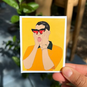 Pode incluir: Um adesivo com uma ilustra&ccedil;&atilde;o de desenho animado de uma pessoa usando &oacute;culos de sol vermelhos e uma camisa laranja, com a l&iacute;ngua de fora. O fundo &eacute; amarelo.