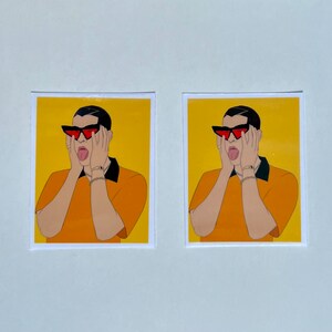 Pode incluir: Duas impress&otilde;es de arte id&ecirc;nticas com uma ilustra&ccedil;&atilde;o estilizada de uma pessoa com &oacute;culos de sol e uma camisa laranja sobre um fundo amarelo. A pessoa est&aacute; com as m&atilde;os no rosto e a l&iacute;ngua de fora.