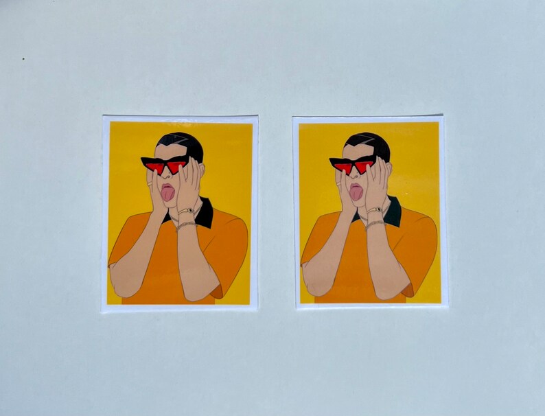 Pode incluir: Duas impress&otilde;es de arte id&ecirc;nticas com uma ilustra&ccedil;&atilde;o estilizada de uma pessoa com &oacute;culos de sol e uma camisa laranja sobre um fundo amarelo. A pessoa est&aacute; com as m&atilde;os no rosto e a l&iacute;ngua de fora.