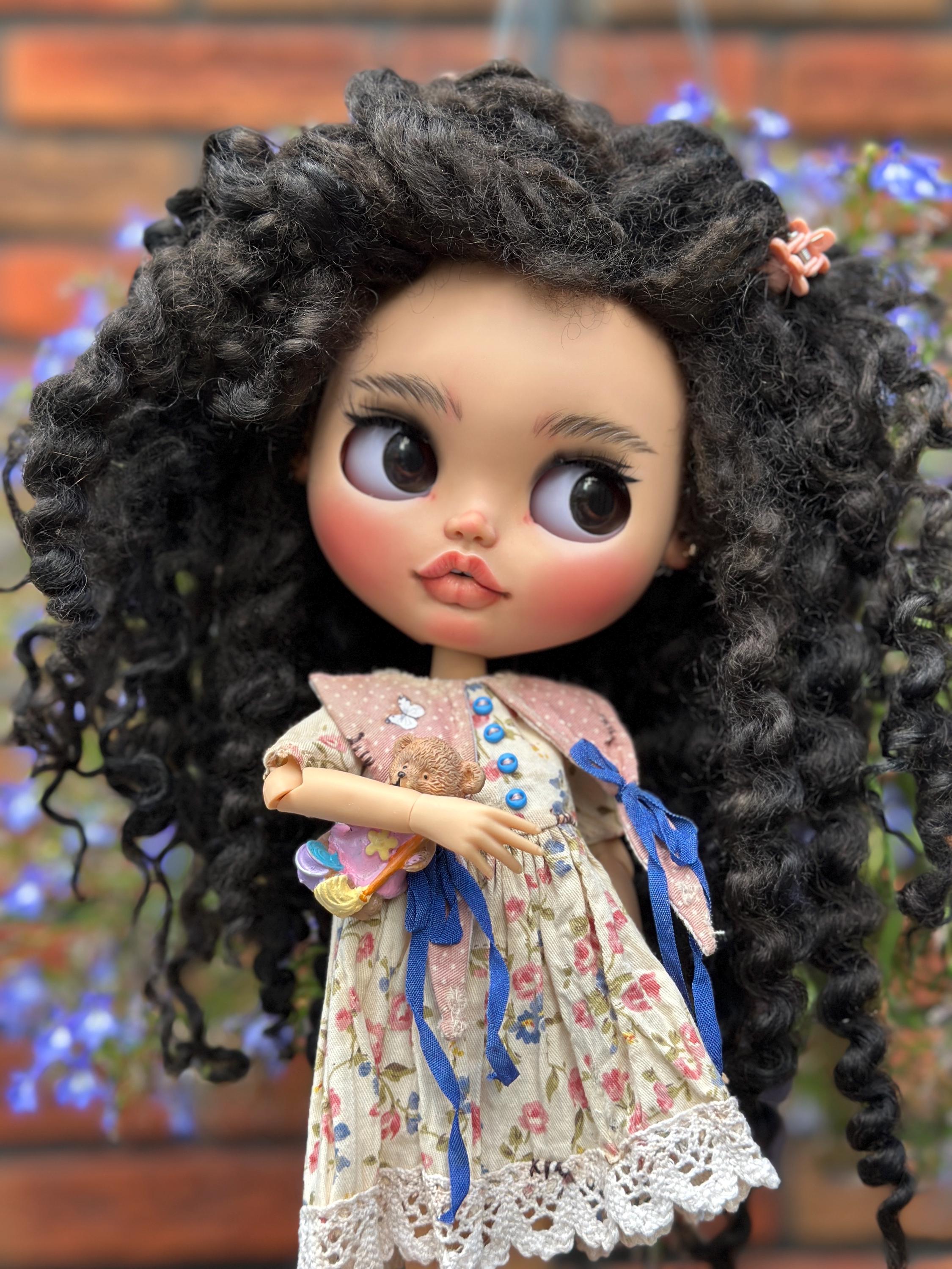 一点物カスタムブライスドール、黒の天然モヘアアルパカヘア、関節可動 