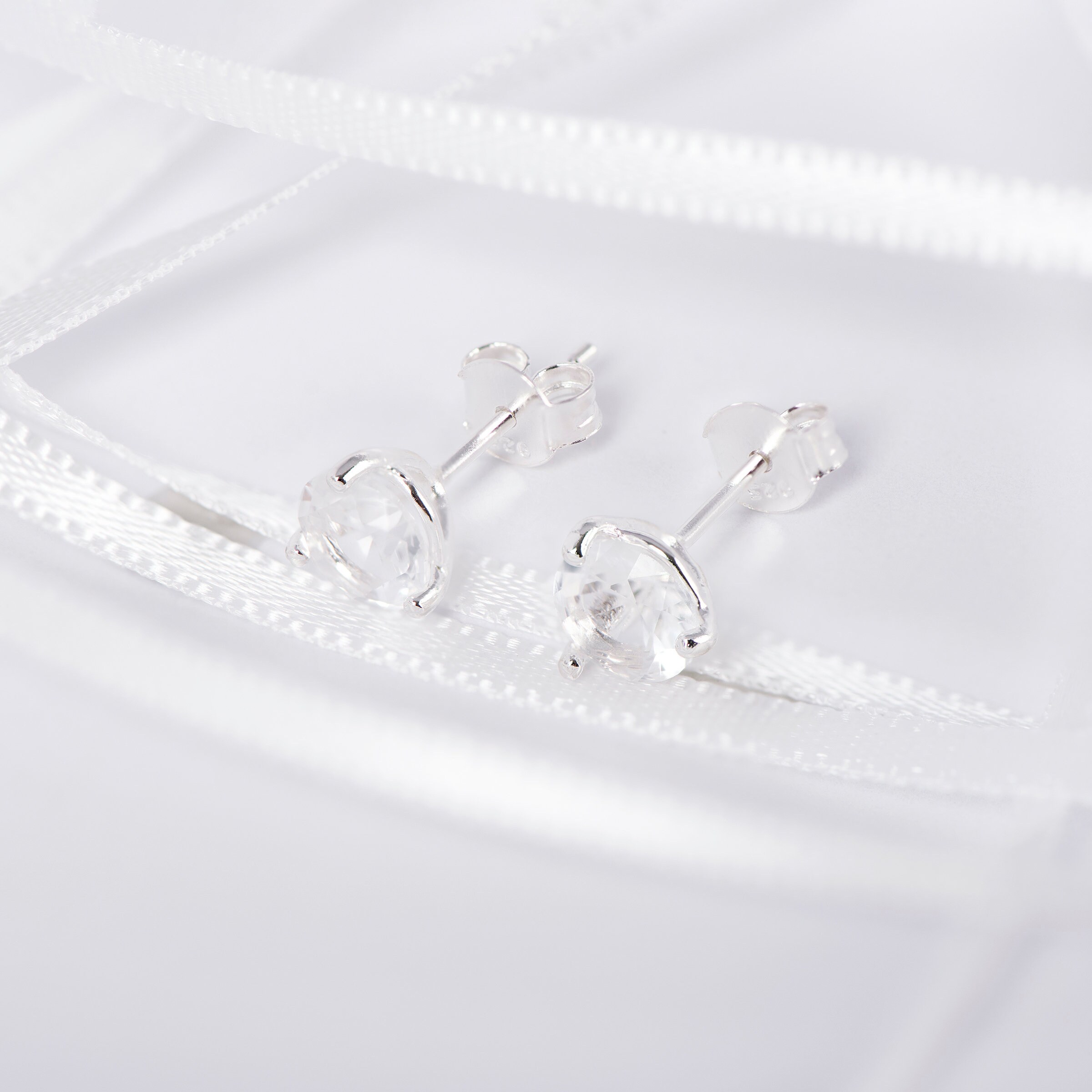 Orecchini a perno in argento sterling con pietra portafortuna e