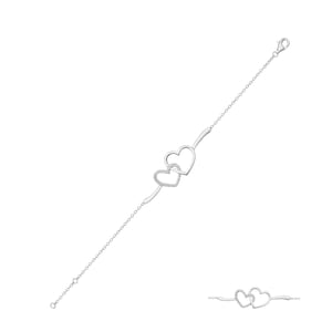 Könnte beinhalten: Silberarmband mit zwei ineinander verschlungenen Herzanhängern, einer mit einer Reihe von klaren Zirkonia-Steinen.