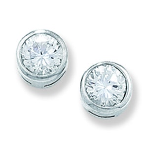 Op de afbeelding: Een paar zilveren oorbelletjes met heldere ronde zirkonia-stenen.