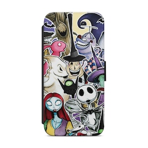 Puede incluir: Una funda de teléfono colorida con personajes de Pesadilla antes de Navidad. La funda está hecha de cuero y tiene un collage de personajes que incluyen a Jack Skellington, Sally, Oogie Boogie y Zero.