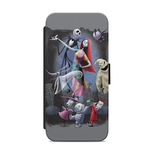 Puede incluir: Una funda de teléfono gris con una ilustración colorida de personajes de la película Pesadilla antes de Navidad. Los personajes incluyen a Jack Skellington, Sally, Zero, Oogie Boogie y Lock, Shock y Barrel.