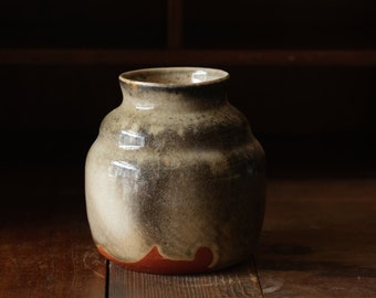 Porzellan Blumenvase. Holzgebrannte Porzellanvase mit Knospe. Kleine glasierte Vase aus den 70er Jahren. Keramikvase