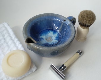 Scuttle de afeitado a fuego de leña. Cuenco de afeitado de cerámica azul brillante para afeitado húmedo. Taza de afeitado húmedo de gres tirado con ruedas.