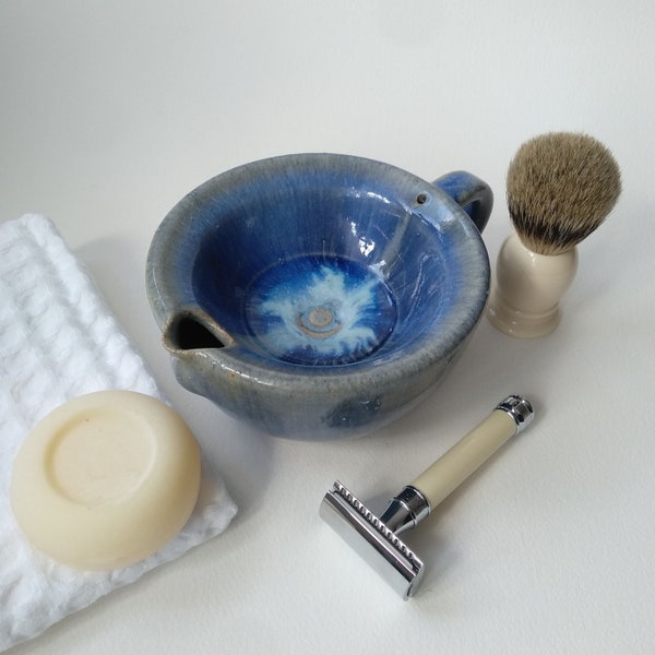 Holzbrand Rasur scuttle. Blau glänzende Keramik Rasurschale zum Nassrasieren. Radgedrehte Steinzeug Nassrasur Tasse.