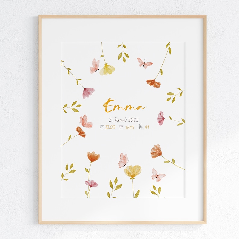 K&ouml;nnte beinhalten: Ein gerahmter Aquarelldruck mit dem Namen "Emma" in goldener Schrift, umgeben von zarten Blumen und Schmetterlingen in Rosa-, Orange- und Gelbt&ouml;nen. Das Datum und die Uhrzeit sind ebenfalls enthalten.