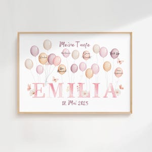 Könnte beinhalten: Ein gerahmter Wanddruck mit dem Text Meine Taufe, dem Namen EMILIA und dem Datum 18. Mai 2025. Das Design zeigt Aquarellillustrationen von rosa und beigen Luftballons, Schmetterlingen und Blumen, wobei auf einigen Ballons Namen stehen.