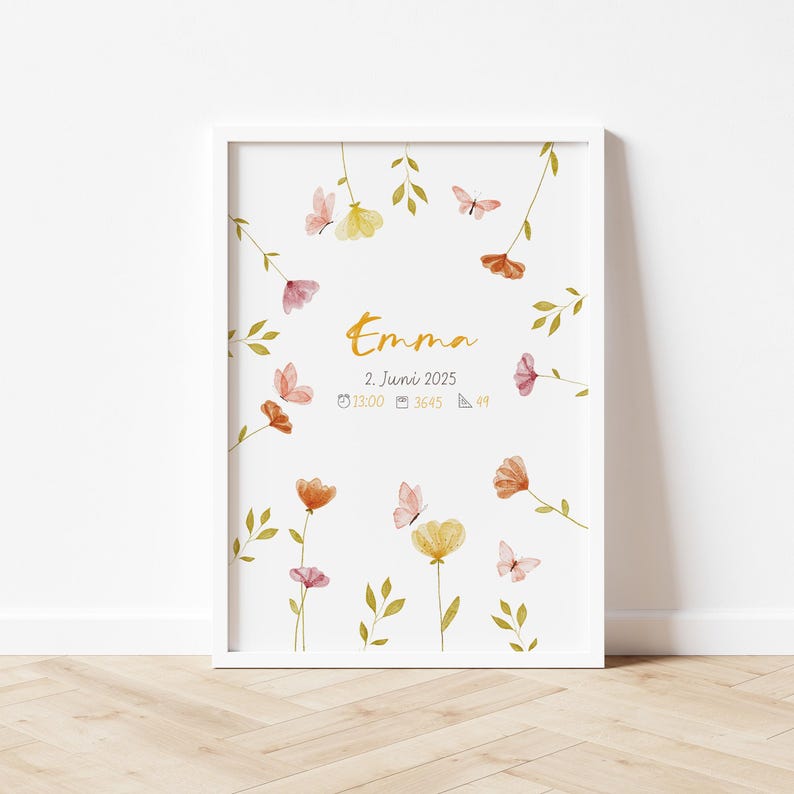 K&ouml;nnte beinhalten: Ein gerahmter Aquarelldruck mit dem Namen "Emma" in goldener Schrift, umgeben von zarten Blumen und Schmetterlingen in Rosa-, Gelb- und Oranget&ouml;nen. Datum und Uhrzeit sind ebenfalls enthalten.