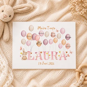 Könnte beinhalten: Ein rechteckiger Druck mit dem Text Meine Taufe und dem Namen LAURA in großen rosa Buchstaben. Das Design enthält Aquarellillustrationen eines braunen Hasen, bunte Luftballons mit Namen, kleine Blumen und Schmetterlinge, datiert 19. Juni 2026.