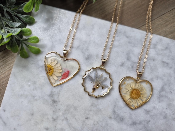 Resin Dried Flower Pendant Necklace, Adjustable Chain.