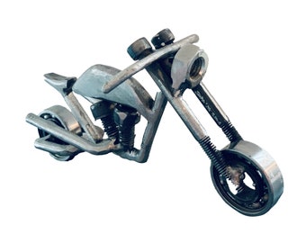 Escultura de motocicleta de metal hecha a mano: un juguete de motocicleta único