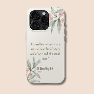 Może przedstawiać: Białe etui na telefon z kwiatowym wzorem z różowymi kwiatami i zielonymi liśćmi. Etui zawiera tekst "For God has not given us a spirit of fear, but of power and of love and of a sound mind." II Timothy 1:7.