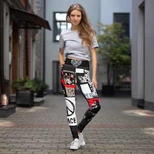 Könnte beinhalten: Schwarze Yoga-Leggings mit einem bunten Patchwork-Design mit Bildern und Text, darunter "Peace", "Mode USA 1988" und "Person".