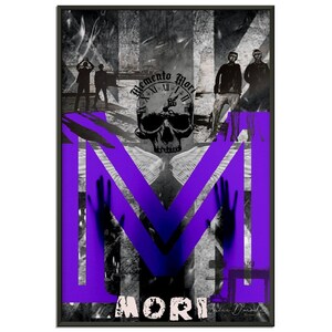 Op de afbeelding: Een paarse letter M met vleugels en een schedel met een klok die "Memento Mori" zegt op een zwart-witte achtergrond.