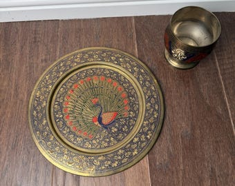 Juego de decoración vintage de latón indio: copa esmaltada y plato de pavo real
