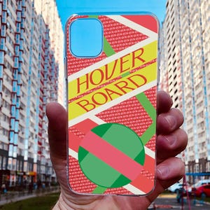 Puede incluir: Una funda para teléfono con un diseño geométrico rojo, amarillo y verde. El texto "Hoverboard" está impreso en blanco en la funda.