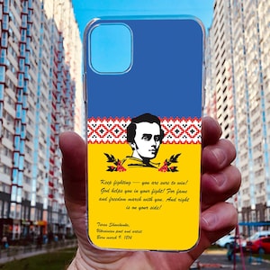 Könnte beinhalten: Eine blaue und gelbe Handyhülle mit einem Porträt von Taras Schewtschenko, einem ukrainischen Dichter und Künstler. Die Hülle enthält ein Zitat: "Kämpfe weiter - du wirst sicher gewinnen! Gott hilft dir in deinem Kampf! Denn Ruhm und Freiheit marschieren mit dir. Und das Recht ist auf deiner Seite!" Die Hülle enthält auch den Text: "Taras Schewtschenko, ukrainischer Dichter und Künstler. Geboren am 9. März 1814."