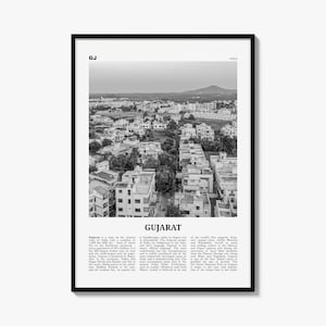 Könnte beinhalten: Ein schwarz-weiß gerahmter Wandkunstdruck mit einer Luftaufnahme einer Stadt in Gujarat, Indien. Der Text GJ und INDIA erscheint oben, mit dem Titel GUJARAT und einem detaillierten informativen Absatz über den Bundesstaat unter dem Bild.