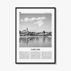 Könnte beinhalten: Ein schwarz-weiß gerahmter Kunstdruck mit einer Küstenlandschaft von Cape Cod, Massachusetts. Das Bild zeigt einen Hafen mit einem Leuchtturm, Gebäuden und Booten auf dem Wasser. Der Text umfasst CC, MASSACHUSETTS USA und CAPE COD.