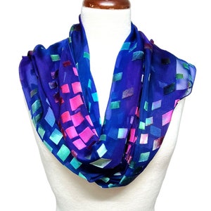 Foulard en soie bleu violet, écharpe en satin Devore peinte à la main, écharpe longue teinte à la main, écharpe en soie pour femme, cadeau pour elle, cadeau de fête des mères.