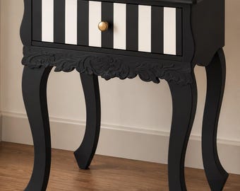 Vintage-Nachttisch im Barockstil, schwarz-weiß gestreift, handgefertigtes Möbelstück, Nachttisch mit Schublade, gotischer, dunkler Eingangsbereich