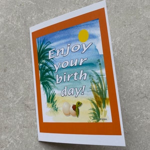 ¡Disfruta tu cumpleaños! Acuarela original de playa/tortuga bebé de la artista Lucy Tobias tarjeta premium en blanco en el interior con sobre. Envío gratis