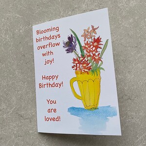 Joyeux anniversaire! Vous êtes aimé - illustration aquarelle de fleurs par l'artiste Lucy Tobias, papier cartonné haut de gamme, intérieur vierge, avec enveloppe