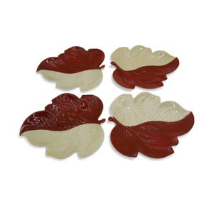 Op de afbeelding: Vier blad-vormige decoratieve schalen. Elke schaal is verdeeld in twee secties, één in een crèmige off-white kleur en de andere in een diep roodbruin. De schalen zijn op een witte achtergrond geplaatst.