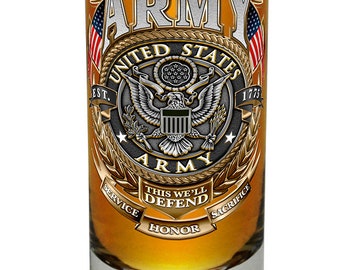 Puede incluir: Un vaso de chupito de vidrio transparente con un diseño dorado y plateado que presenta el emblema del ejército de los Estados Unidos. El emblema incluye un águila calva, una estrella y las palabras "United States Army Est. 1775". El vaso también tiene las palabras "This We'll Defend, Service, Honor, Sacrifice" alrededor del emblema.
