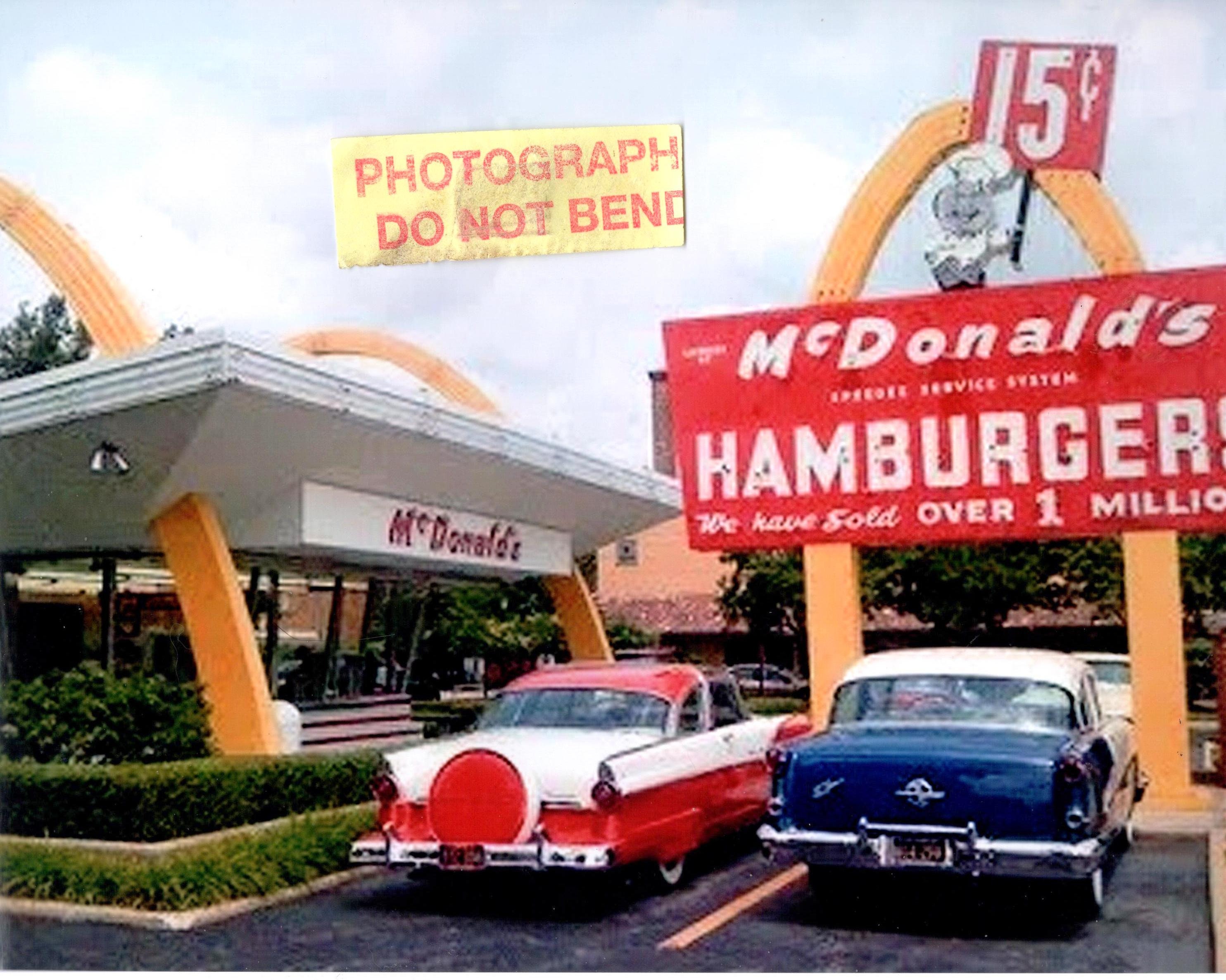 макдональдс даллас. макдональдс дзержинский здание. макдональдз испанский дизайнер. макдональдс на пушкинской интерьер. Mcdonald s restaurant.