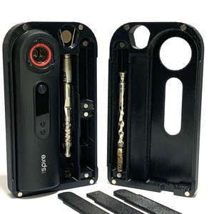 Pode incluir: Um dispositivo de vape retangular preto com uma boquilha prateada e um visor digital. O dispositivo está aberto, revelando um elemento de aquecimento prateado e um compartimento de armazenamento preto. O dispositivo é etiquetado como "spire".