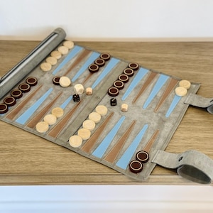 Luxus Backgammon aus Leder – Rollbares Reise-Backgammon von MELIA Games | Handgefertigtes Spiel mit Holzsteinen - Champagne