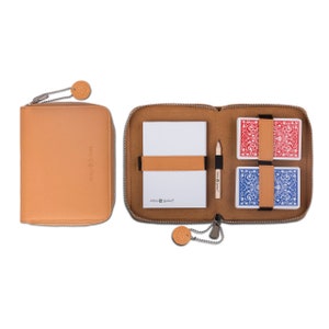 Melia Games Spielkarten Set Deluxe - Hochwertiges Karten-Etui aus feinstem Leder - inkl 2 Kartendecks, Notizblock und Bleistift (Mustard)