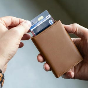 Card Holder Slide Wallet – RFID Leder Geldbörse Pop Up Kreditkartenhülle | Slim Personalisierbar mit Initialen, Text oder Logo - Camel Brown