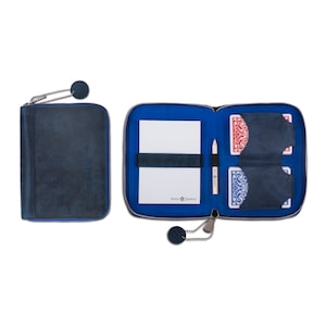 Melia Games Spielkarten Set Deluxe - Hochwertiges Karten-Etui aus feinstem Leder - inkl 2 Kartendecks, Notizblock & Bleistift (Navy Blue)