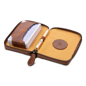 Melia Games Spielkarten Halter Hochwertiges Karten-Etui aus feinstem Leder inklusive 1 Kartendeck und Bleistift Classic Brown Bild 1