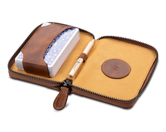 Melia Games Spielkarten Halter - Hochwertiges Karten-Etui aus feinstem Leder - inklusive 1 Kartendeck und Bleistift (Classic Brown)