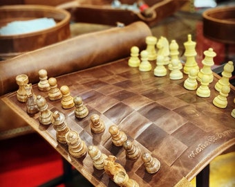 BEARED GOODS - Échecs en cuir roulant - Option aimant - Échecs de voyage en cuir véritable avec figurines en bois - DÉFAUTS OPTIQUES